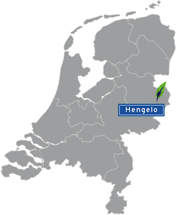 Grijze kaart van Nederland met Hengelo aangegeven met blauw plaatsnaambord met witte letters en Dagnall veer voor cursus Nederlands - blauw plaatsnaambord met witte letters en Dagnall veer - transparante achtergrond - 600 * 733 pixels